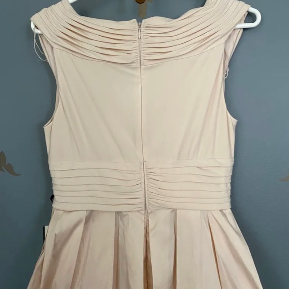 Beautiful evening gown - Picture 3 of 5